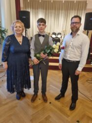 Robin Sõukand koos erialaõpetaja Ilja Šarapovi ja Marika Klimberg-Hyötyläisega