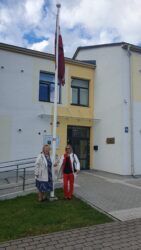 Kahe kooli direktorid Läti lipuga