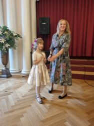 Õpetaja Martina Liiver uue õpilase Madli Narruskiga