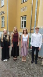 Räpina Muusikakooli põhiõppe lõpuklassi õpilased vasakult: Helin-Marii Viskar, Gete-Ly Vija, Lemme Salf ja Alfred Vürst.