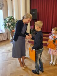 Õpetaja Erene Petrova koos uue õpilase Jaan Narruskiga