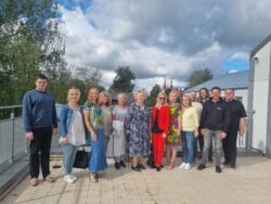 Räpina Muusikakooli kollektiiv sõprusvallas Gulbene Muusikakooli direktori Ilona Matisaga.