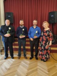 Vasakult: Räpina Valla Noorte Puhkpilliorkestri dirigent Artur Kiik, muusikakooli vilistlane ning orkestriseadete looja Märt reinvee, orkestrivanem Tooma Heering ning muusikakooli direktor Marika klimberg-Hyötyläinen