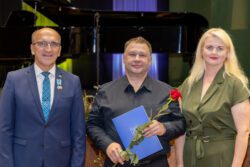 Alari Piispea (keskel) koos vallavanem Enel Liini ja vallavolikogu esimehe Peeter Sibulaga.