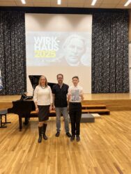 Karl-Markkus Rebane koos erialaõpetaja Priit Sonni ja kontsertmeister Martina Liiveriga