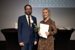 Vasakult: Põlvamaa Omavalitsuste Liidu juhatuse esimees Martti Rõigas ja Aasta Huvikooli Õpetaja Margot Suur