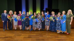 Autasustatud pedagoogid koos vallajuhtidega