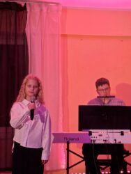 Eimi Ootsing koos kontsertmeister Jürgen Järvpõlluga