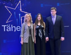 Ministeeriumi tunnustusgalal "Tähelend" vasakult: Margot Suur, Arhanna Sandra Arbma ja Jürgen Järvpõld