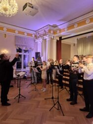 Esineb Räpina Valla Noorte Puhkpilliorkester. Juhatab Artur Kiik.