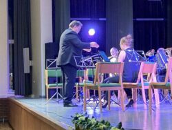 Juhatab dirigent Artur Kiik