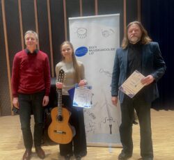 Vasakult: õp Peep Peterson Tulevikumuusikud, Heino Elleri Muusikakool), tubli Lemme Salf ja õp Meelis Hainsoo