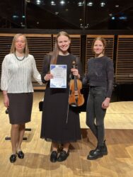 Vasakult: kontsertmeister Martina Võrk, meie tubli viiuldaja Marleen Punnisk ja viiuliõpetaja Kristi Timma.