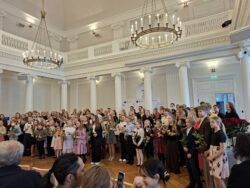 Autasustatud õpilased ja õpetajad Tartu Ülikooli aulas