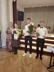 Vabaõppe 7. klassi lõpetajad. Vasakult direktor Marika Klimberg-Hyötyläinen, Liisu Petrov, Harri Talvik, Alfred Vürst