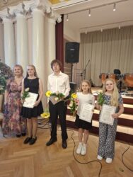 Vabaõppe 4. klassi lõpetajad. Vasakult direktor Marika Klimberg-Hyötyläinen, Helin-Marii Viskar, Steven Parmask, Elizabeth Randma, Emma Salf