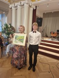 Lõpetajad kinki üle andmas