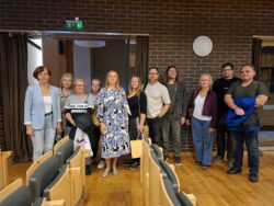 Muusikakooli õpetajad kontsertsaali imetlemas