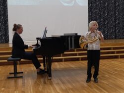Hugo Viktor Vürst koos kontsertmeister Ieva Kostandaga