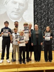 Võidukad löökpillimängijad koos õpetaja Ilja Šarapovi ja kontsertmeister Erene Petrovaga