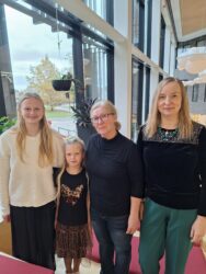 Noored flötistid koos õpetaja Oksana Iljašenko ja kontsertmeister Martina Võrguga.